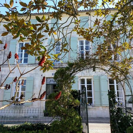 Bed and Breakfast Quai Des Fleurs Saint-Savinien Exterior foto