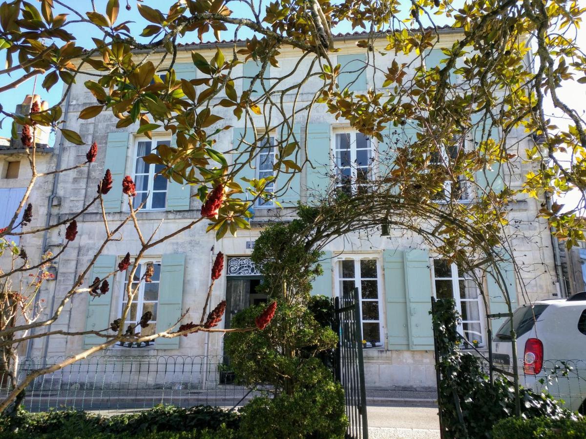 Bed and Breakfast Quai Des Fleurs Saint-Savinien Exterior foto