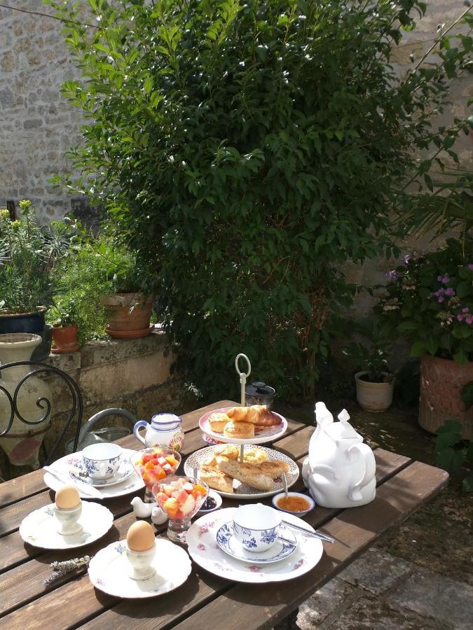 Bed and Breakfast Quai Des Fleurs Saint-Savinien Exterior foto