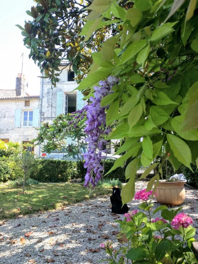 Bed and Breakfast Quai Des Fleurs Saint-Savinien Exterior foto