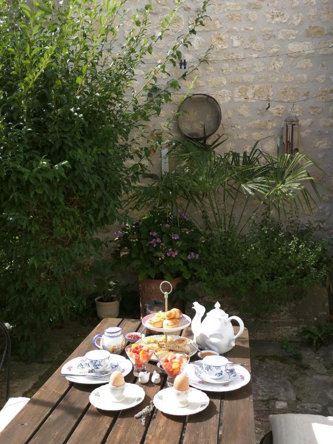 Bed and Breakfast Quai Des Fleurs Saint-Savinien Exterior foto