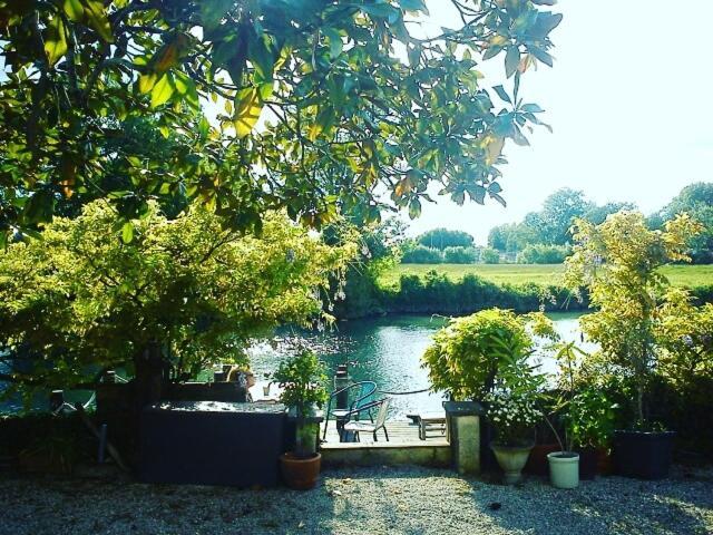 Bed and Breakfast Quai Des Fleurs Saint-Savinien Exterior foto