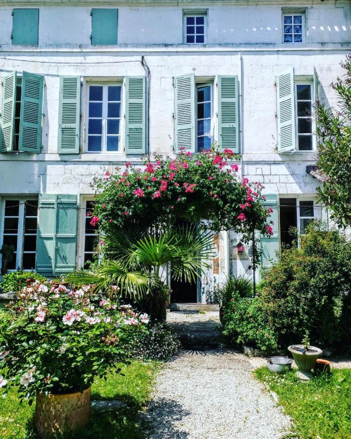 Bed and Breakfast Quai Des Fleurs Saint-Savinien Exterior foto